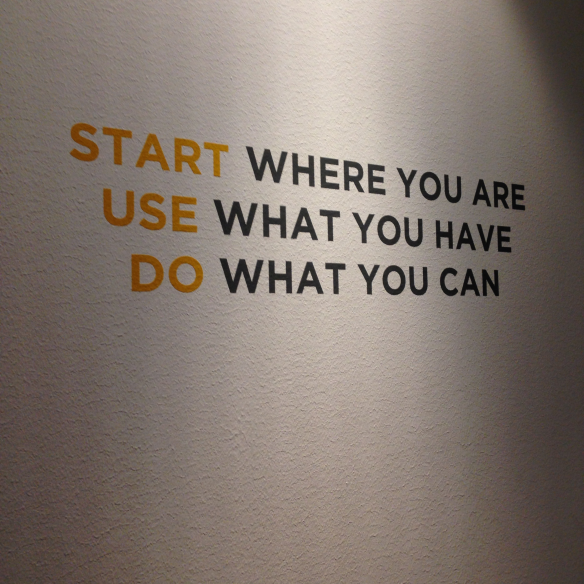 Text på vägg: start where you are, use what you have, do what yo can